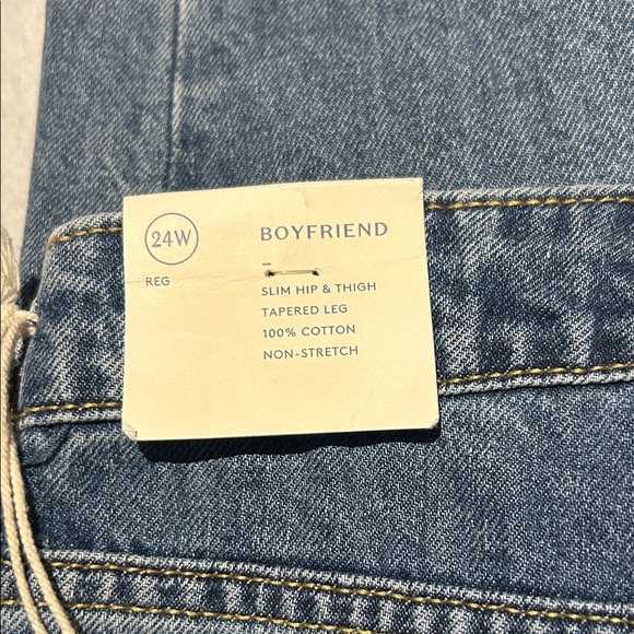 Universal Thread Women's Blue Boyfriend Jeans with Patches - Picture 6 of 7